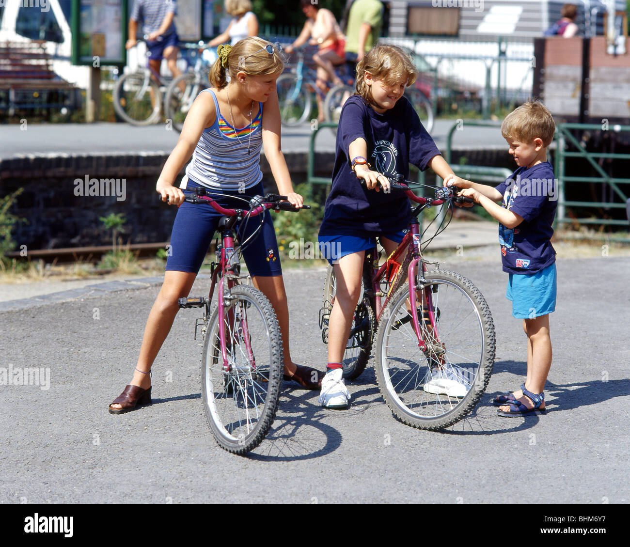 I bambini sulle biciclette, Condino, Devon, Inghilterra, Regno Unito Foto Stock