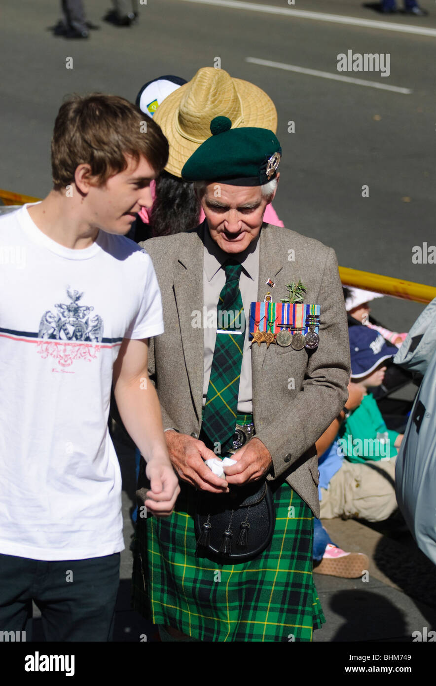 Vecchi e giovani: anziani veterano di guerra e nipote, dopo l'Anzac Day parade a Sydney, in Australia. Foto Stock