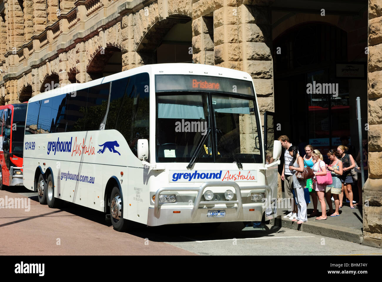 A lunga distanza dei pullman: i passeggeri a bordo di un autobus all'inizio di un viaggio. Il Greyhound Australia; i mezzi di trasporto pubblici; australiano di autobus di linea o granturismo Foto Stock