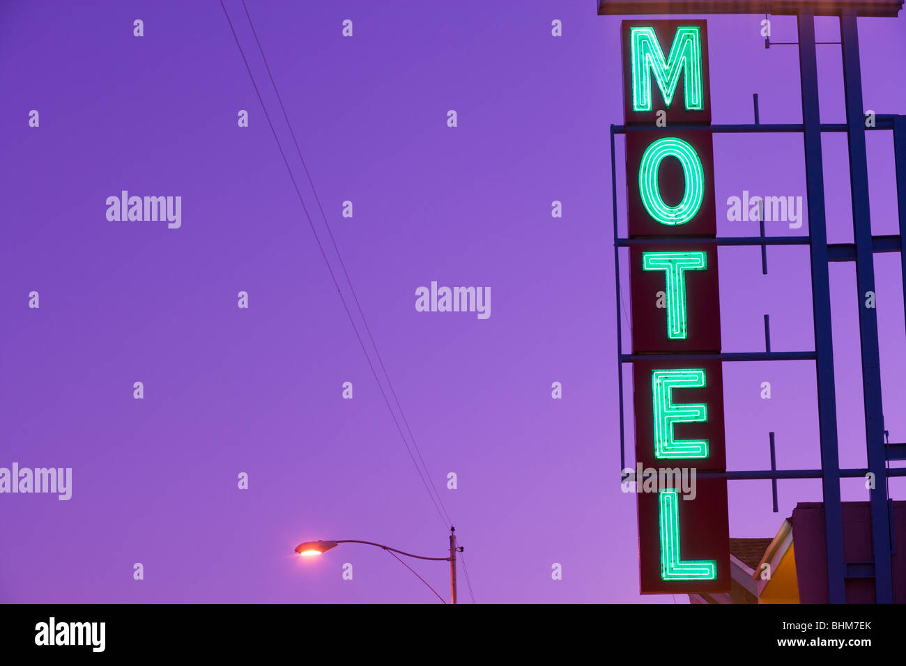 Neon color turchese Motel firmare al The Orchard Inn lungo la storica US Route 66 al tramonto con il cielo viola. Kingman Arizona USA. Foto Stock