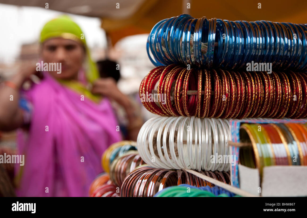 Rivestito in maniera colorata Rajput donne tradtitional vendita schiave a Sardar Bazar nella città di Rajasthani di Jodhpur, India Foto Stock