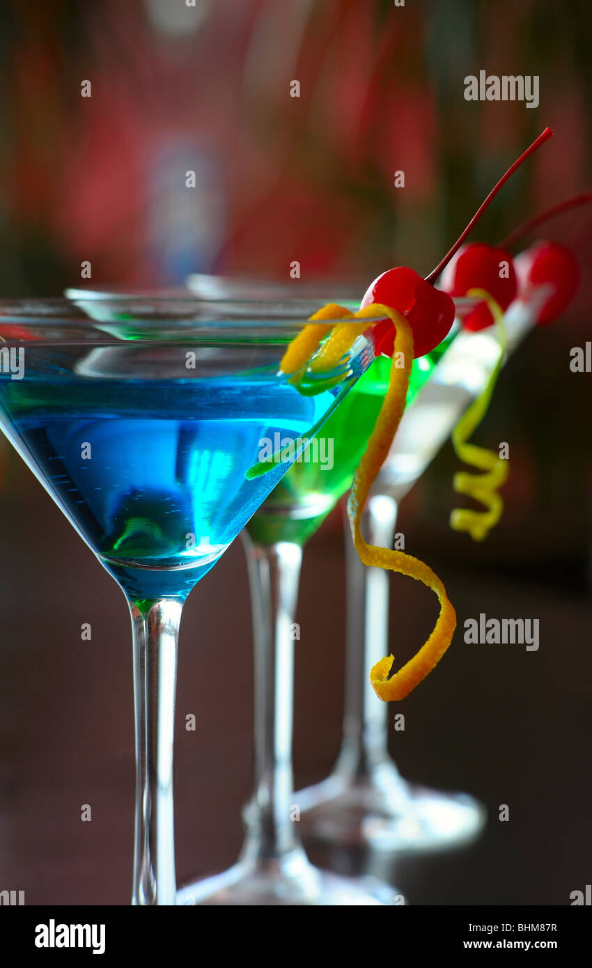 Martini classici con bacche di una ciliegia di colore blu e verde di colore beige Foto Stock