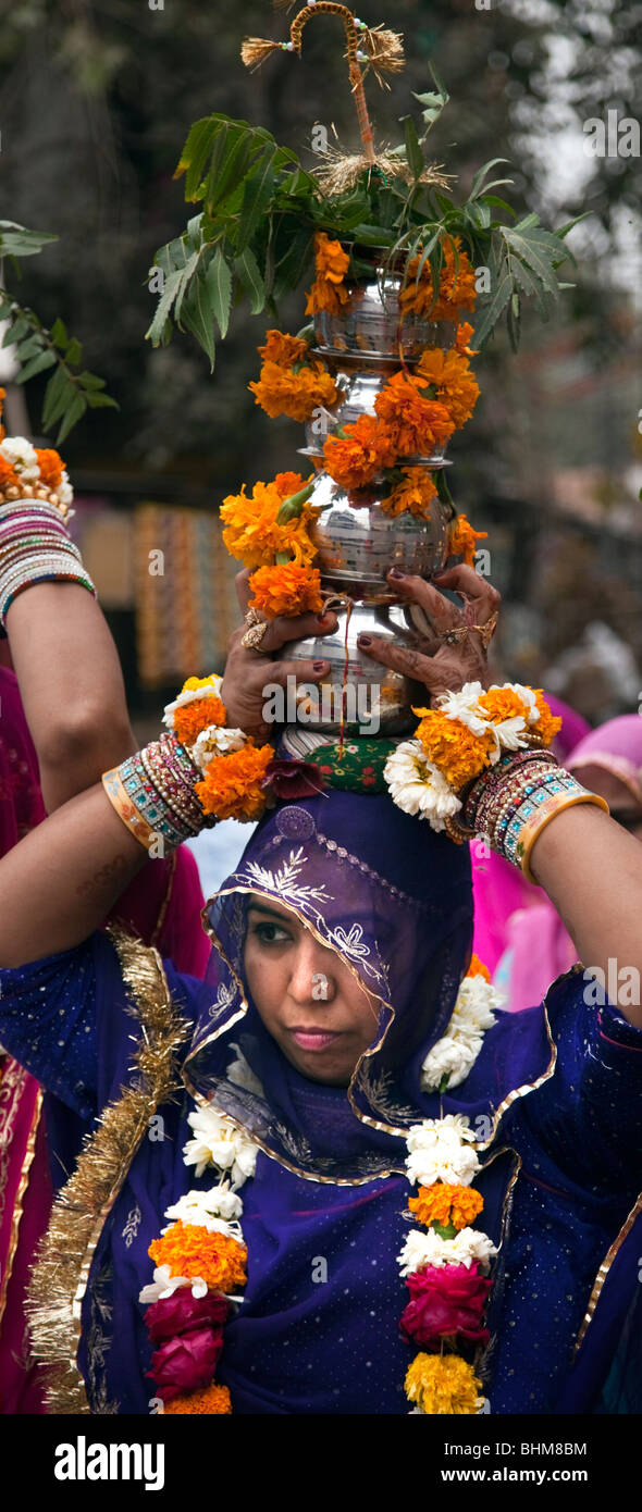 Rivestito in maniera colorata Rajput donna ad una cerimonia di nozze al Sardar Bazar nel centro della città di Rajasthani di Jodhpur, India. Foto Stock