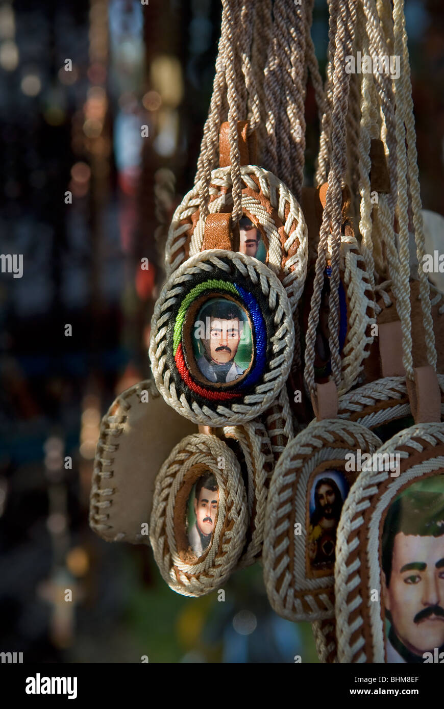 Collane in vendita in funzione del Messico Gesù Malverde, il santo patrono di spacciatori di droga. Foto Stock