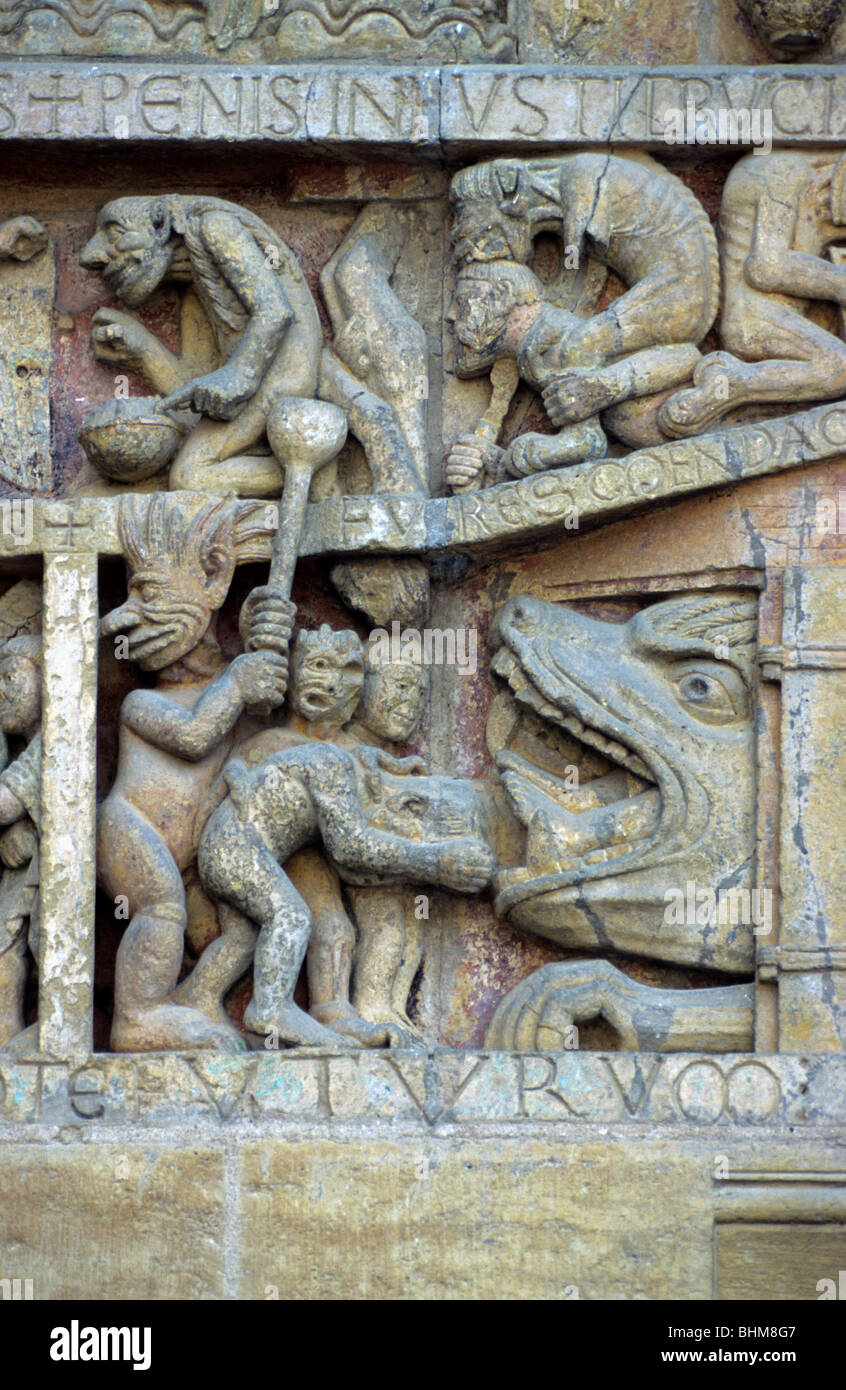Demone, Diavolo o Satana spinge Damned in bocca di Leviathan, C12 romanico Carving, Abbazia di Sainte Foy, Conques, Aveyron, Francia Foto Stock