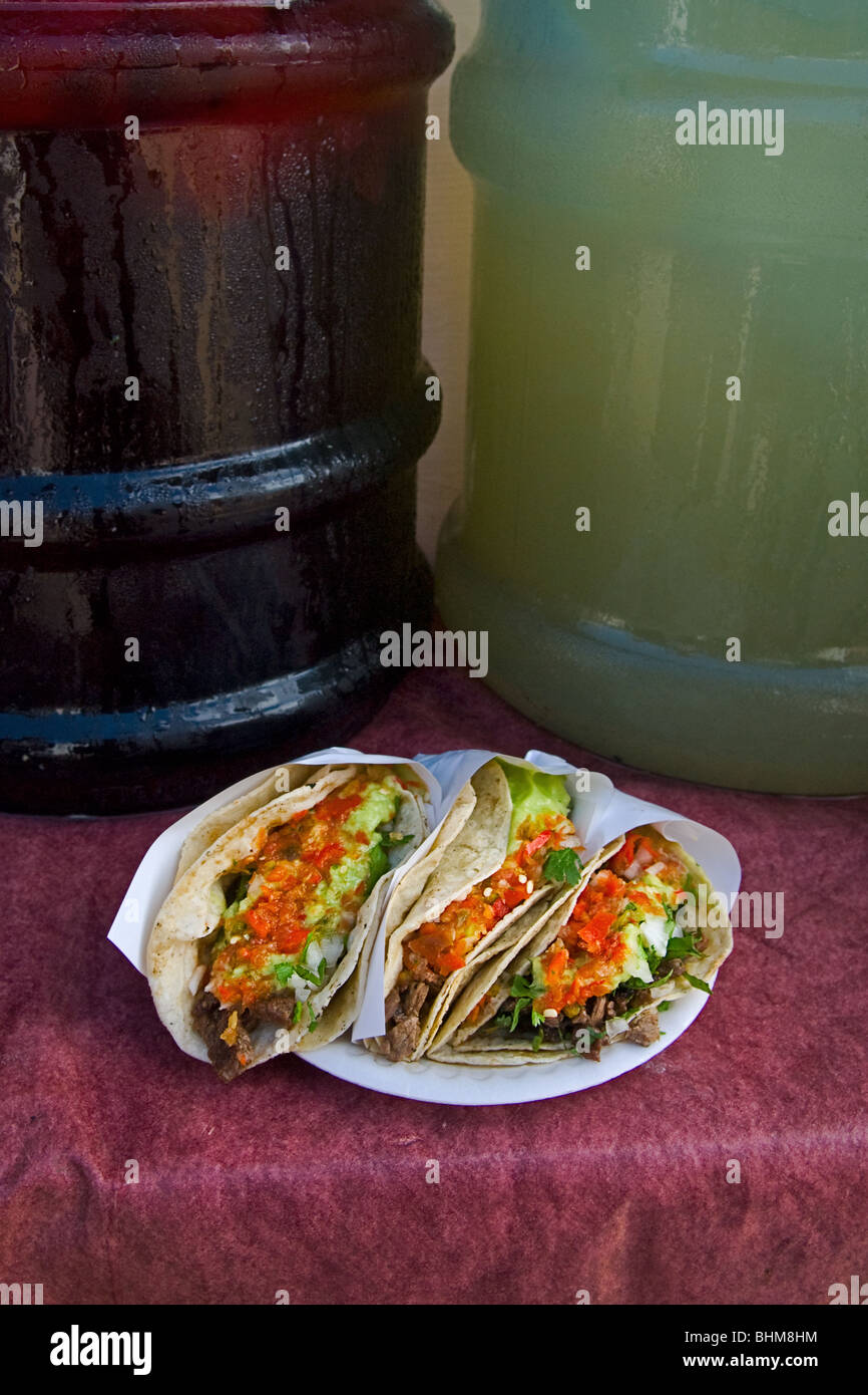Tre carne asada tacos attendono il diner a Tijuana taco stand. Foto Stock