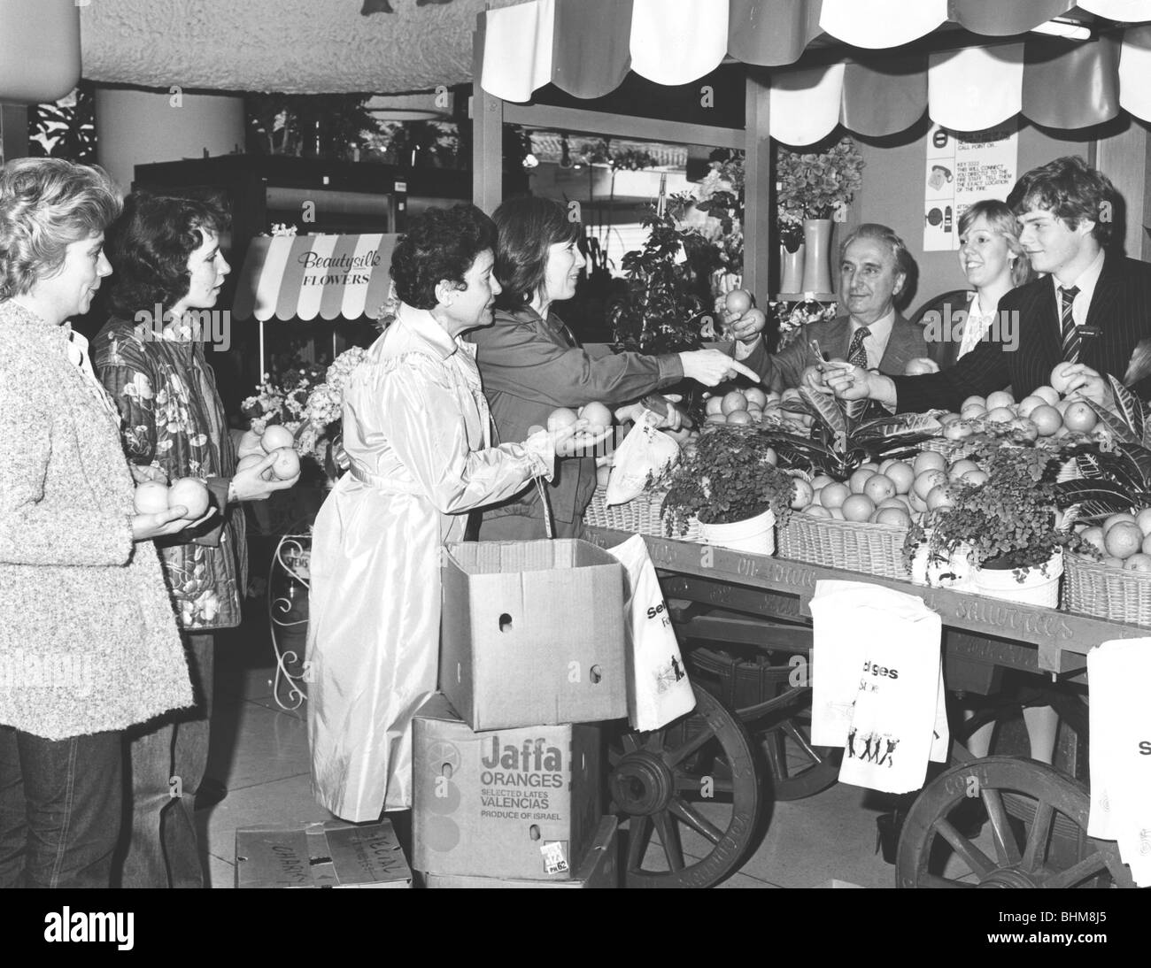 Acquisto di Jaffa israeliani arance per beneficenza a Selfridges, Londra, 1981. Artista: Sidney Harris Foto Stock