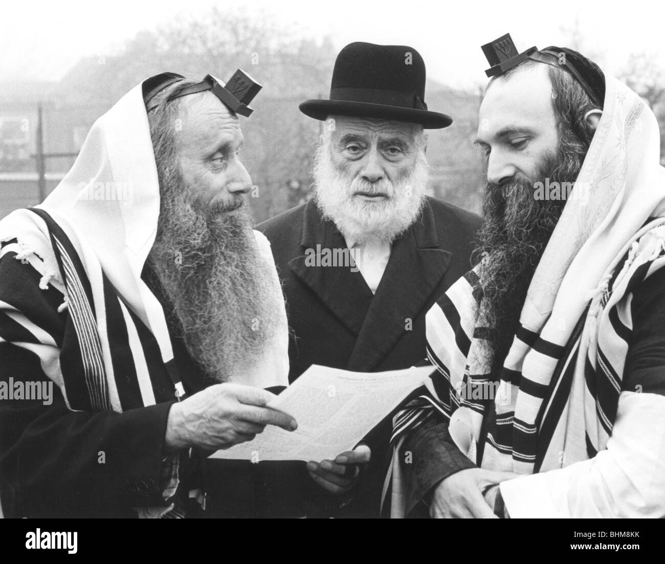 Hasidic ebrei indossando tefillin e tzitzit, 1981. Artista: Sidney Harris Foto Stock