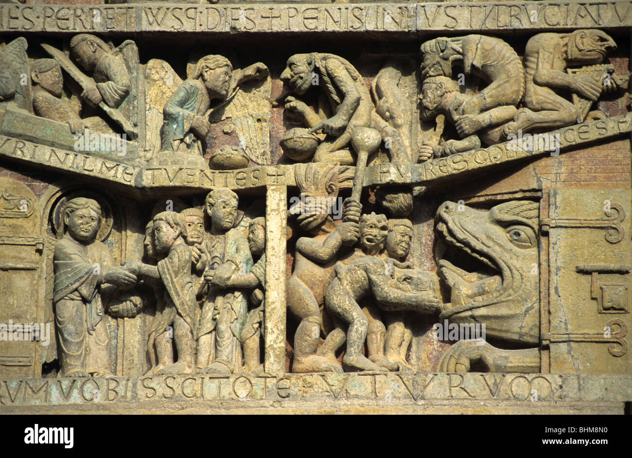 c12th timpano romanico, Abbazia di Sainte-Foy, Conques Aveyron Francia. Michael & Demon, ingresso a Gerusalemme, Inferno e Leviathan, Francia Foto Stock