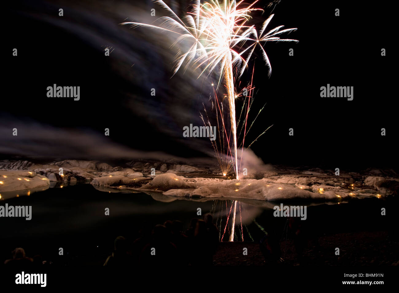 Fuochi d'artificio sul ghiaccio al lago Jokulsarlon, Islanda Foto Stock