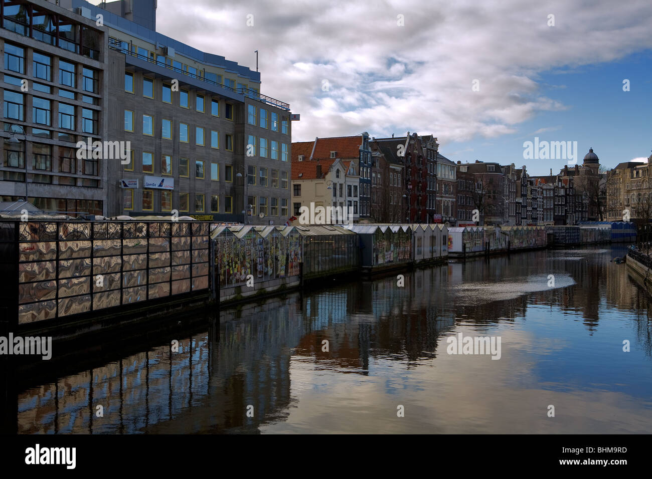 Holland, Amsterdam, il mercato dei fiori, canal Foto Stock