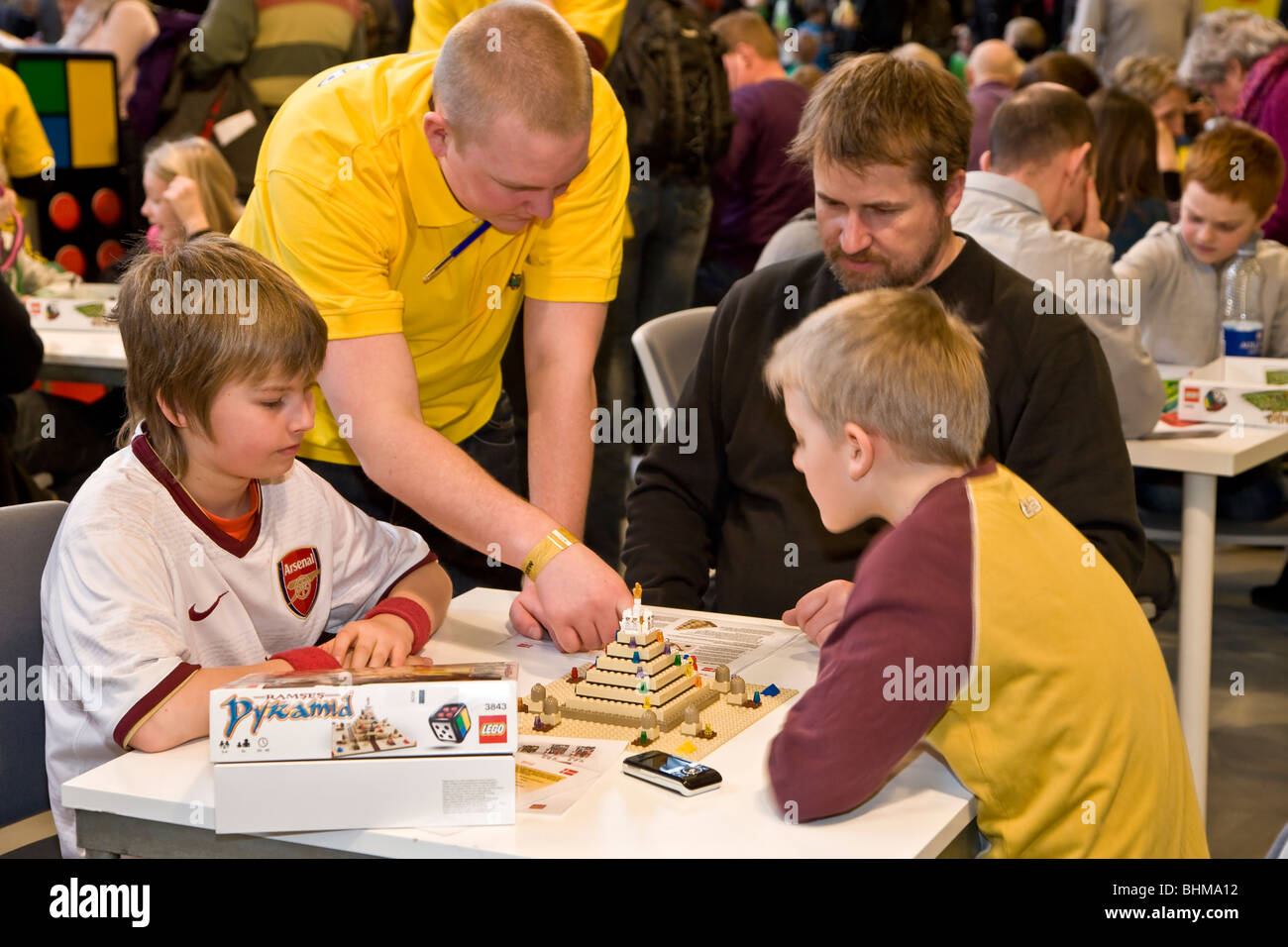 Padre e ragazzi giocare con Ramses Pyramid giochi Lego Foto Stock