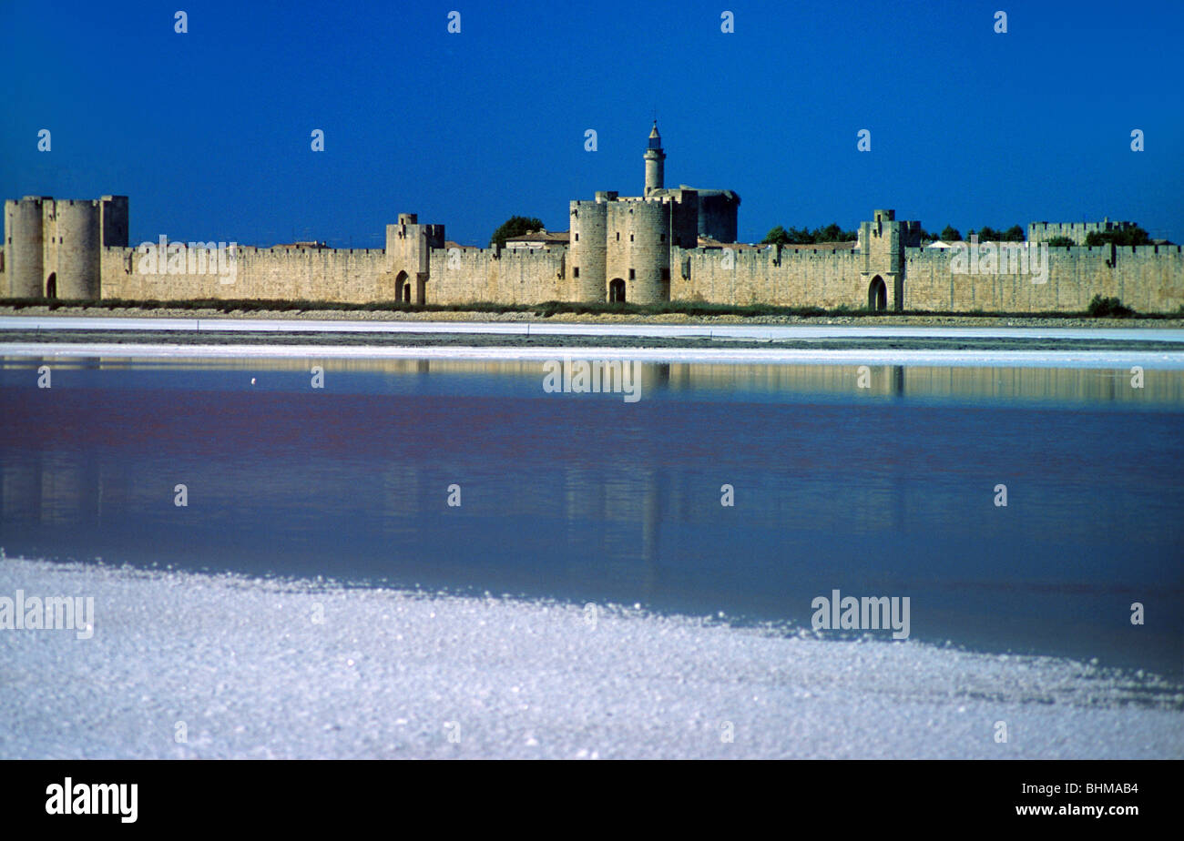 Porte de la Marine (XIII) e il mare medievale, le mura cittadine o cittadine, riflesse in saline o saline, Aigues-Mortes o Aigues Mortes, Camargue, Francia Foto Stock