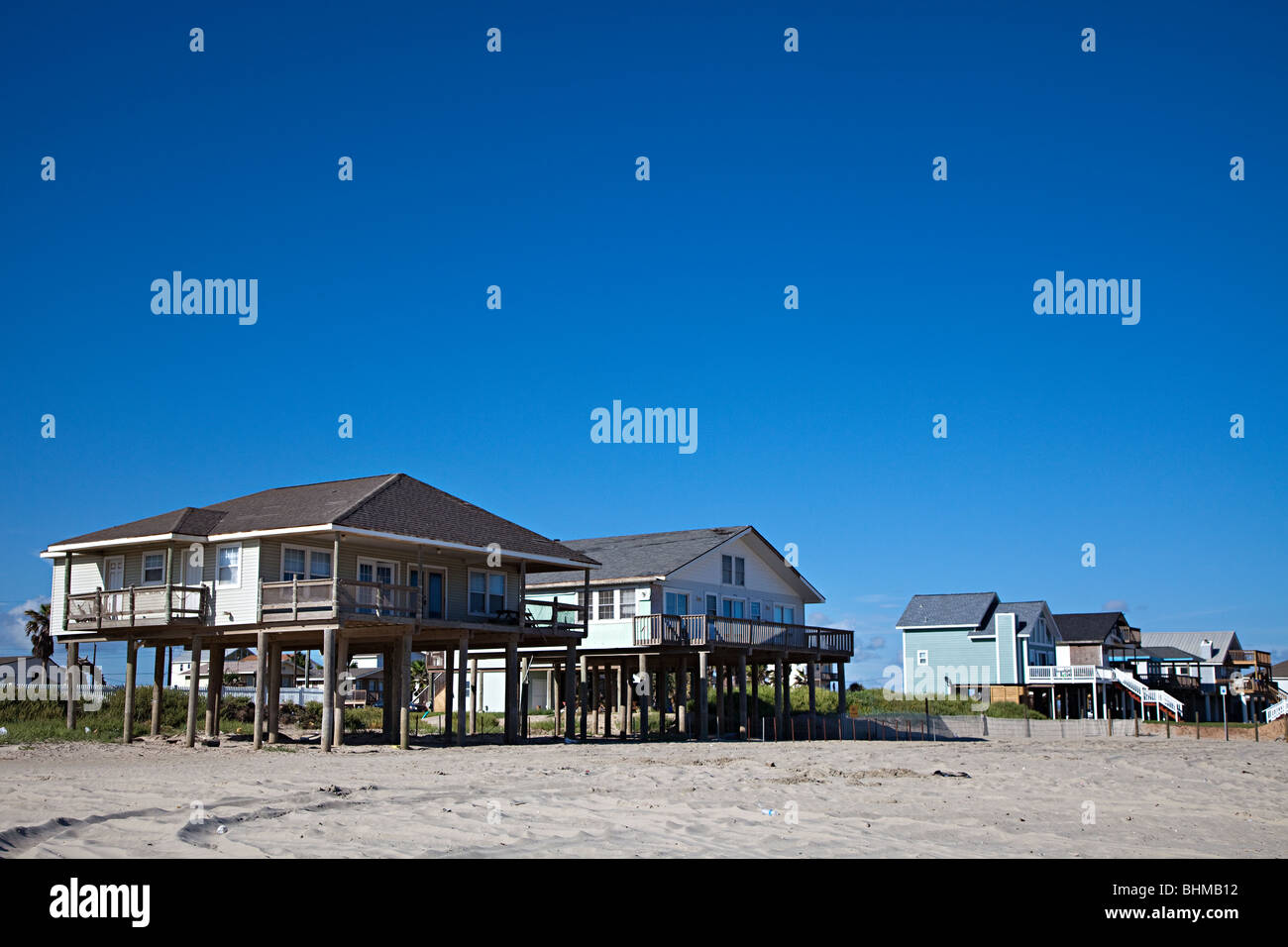 Case in legno su palafitte sul fronte spiaggia Galveston Texas USA Foto Stock
