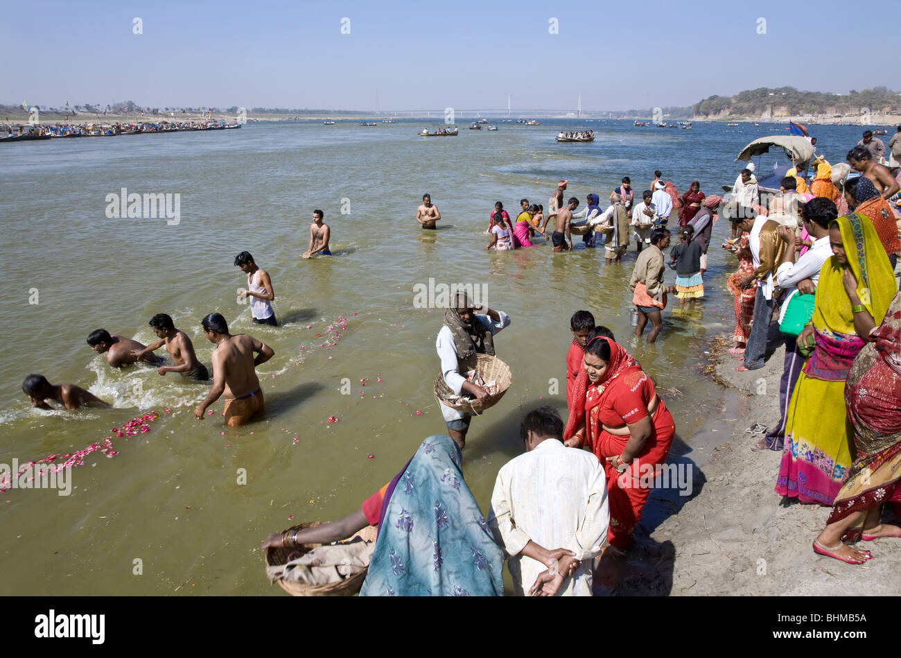 Pellegrini la balneazione nella confluenza del Gange e Yamuna fiumi (Sangam). Di Allahabad. India Foto Stock