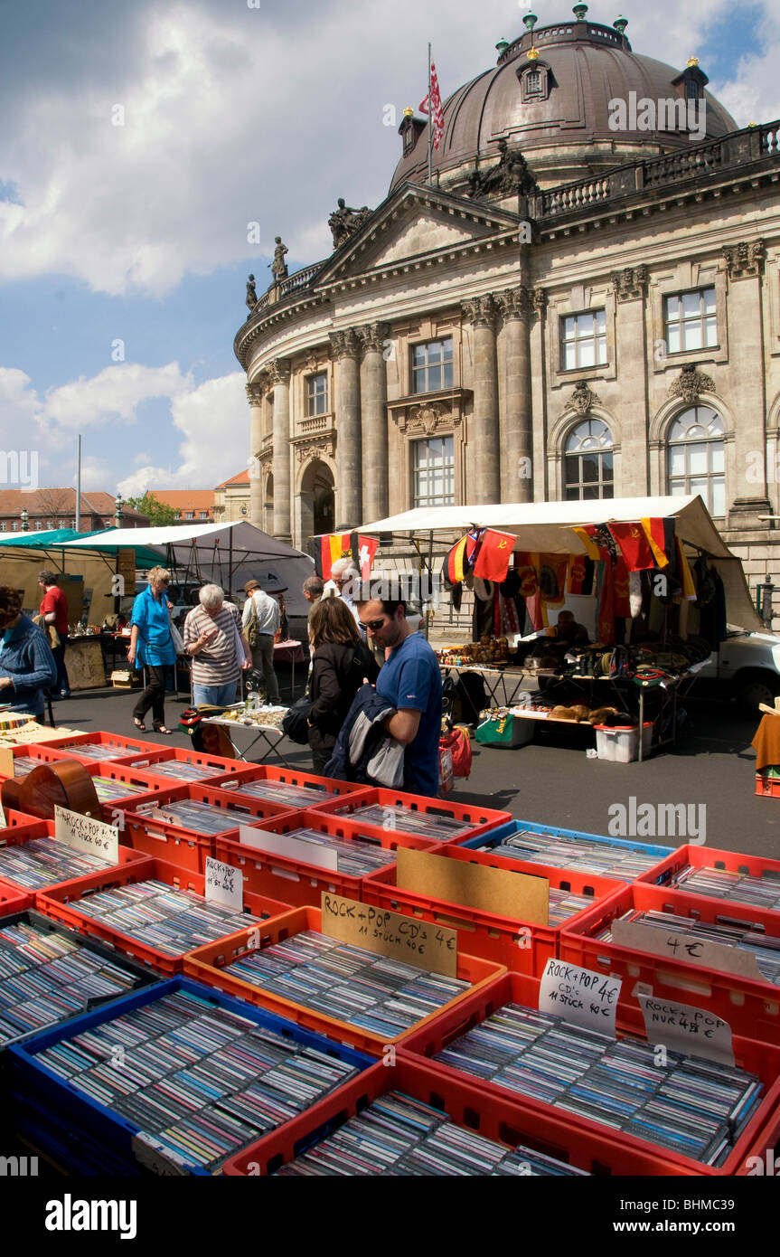 Mercato delle pulci di Bode Museum a Museumsinsel isola quartiere Mitte a Berlino Germania Foto Stock