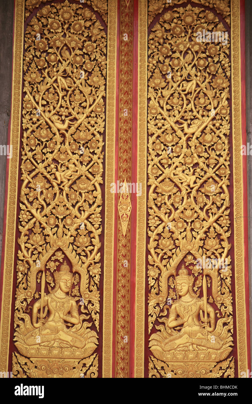 Porta buddista di un tempio a Bangkok, in Thailandia. Foto Stock