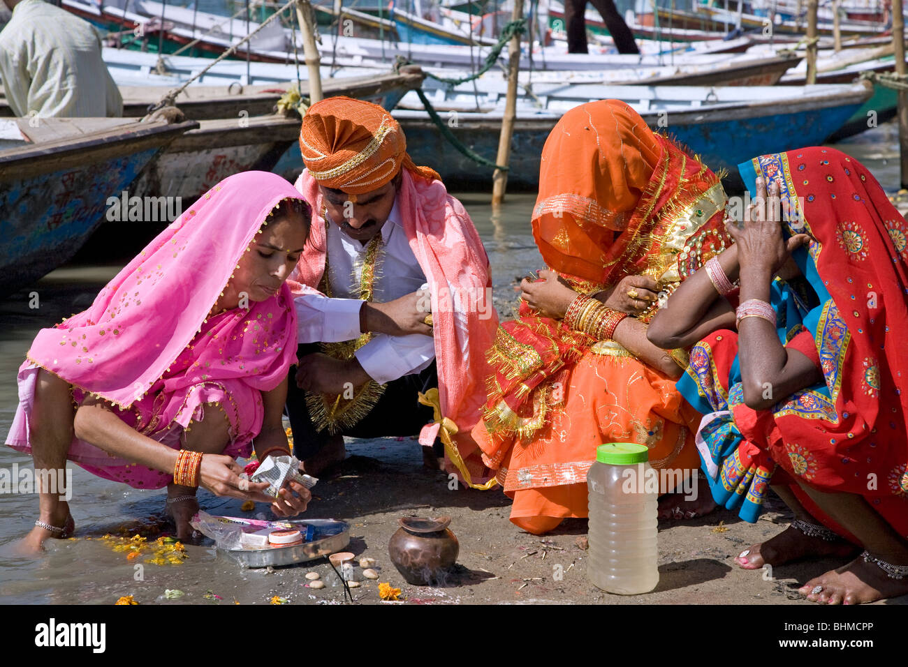 Indian cerimonia nuziale. Sangam (la confluenza del Gange e Yamuna fiumi). Di Allahabad. India Foto Stock
