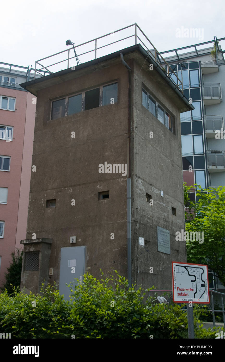 Un'ex torre di comando GDR in via Kieler strasse vicino al muro che divise Berlino Est e Ovest nel quartiere Tiergarten di Berlino Germania Foto Stock