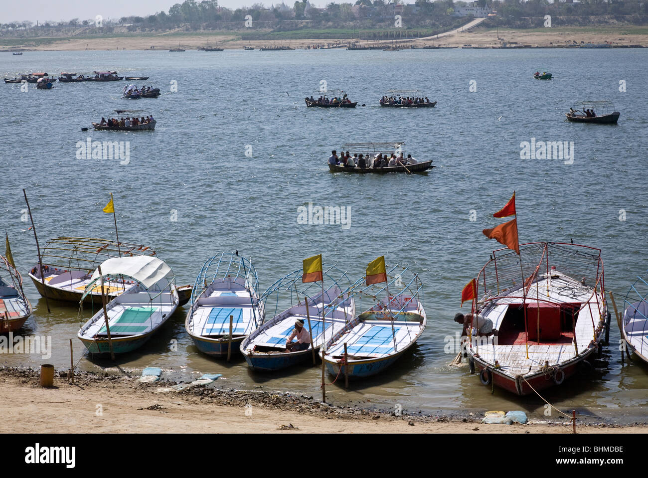 Barche completamente caricato con pellegrini indù. Sangam (la confluenza del Gange e Yamuna fiumi). Di Allahabad. India Foto Stock