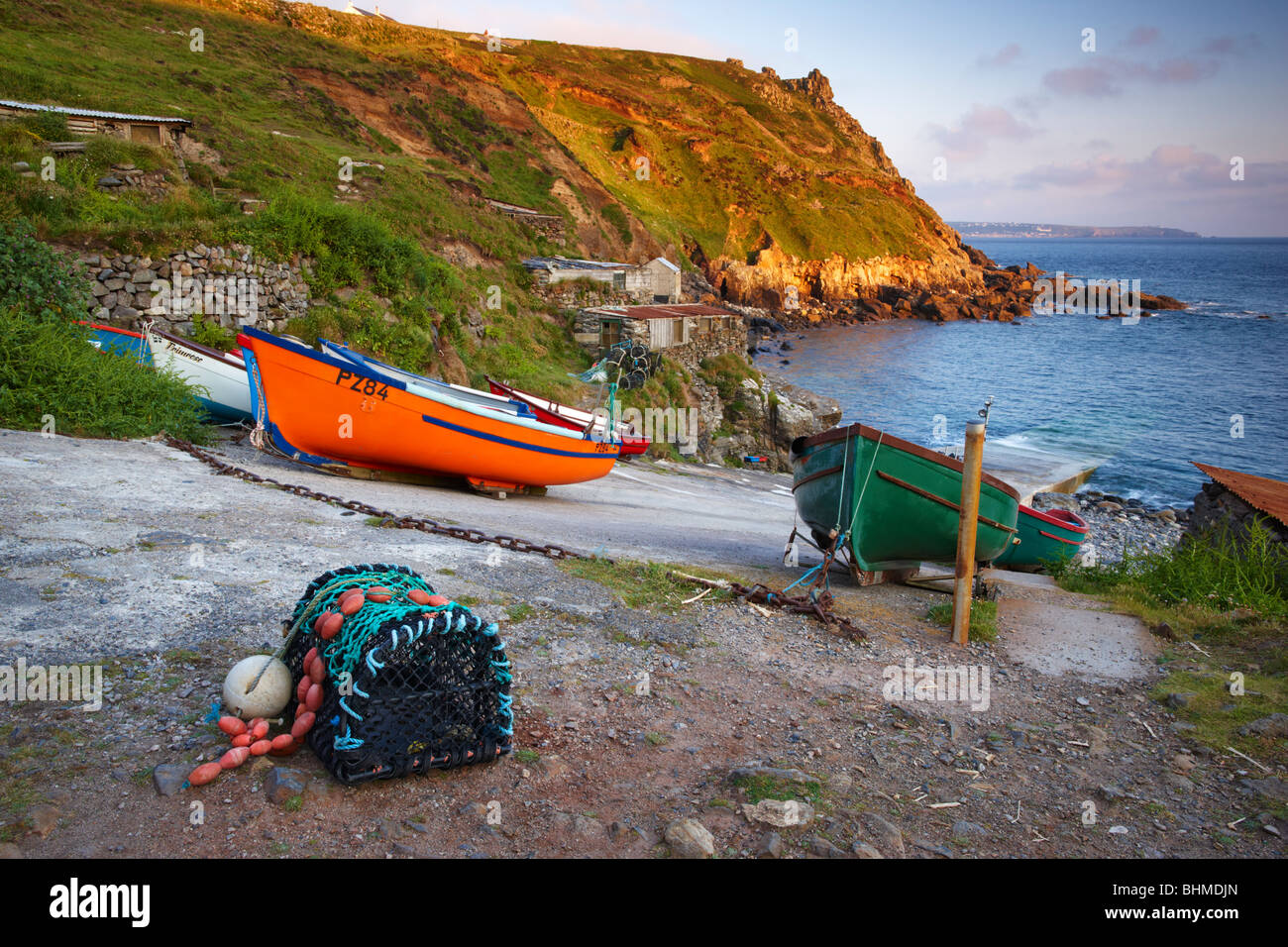 Barche da pesca in appoggio sullo scivolo, Cape Cornwall Foto Stock