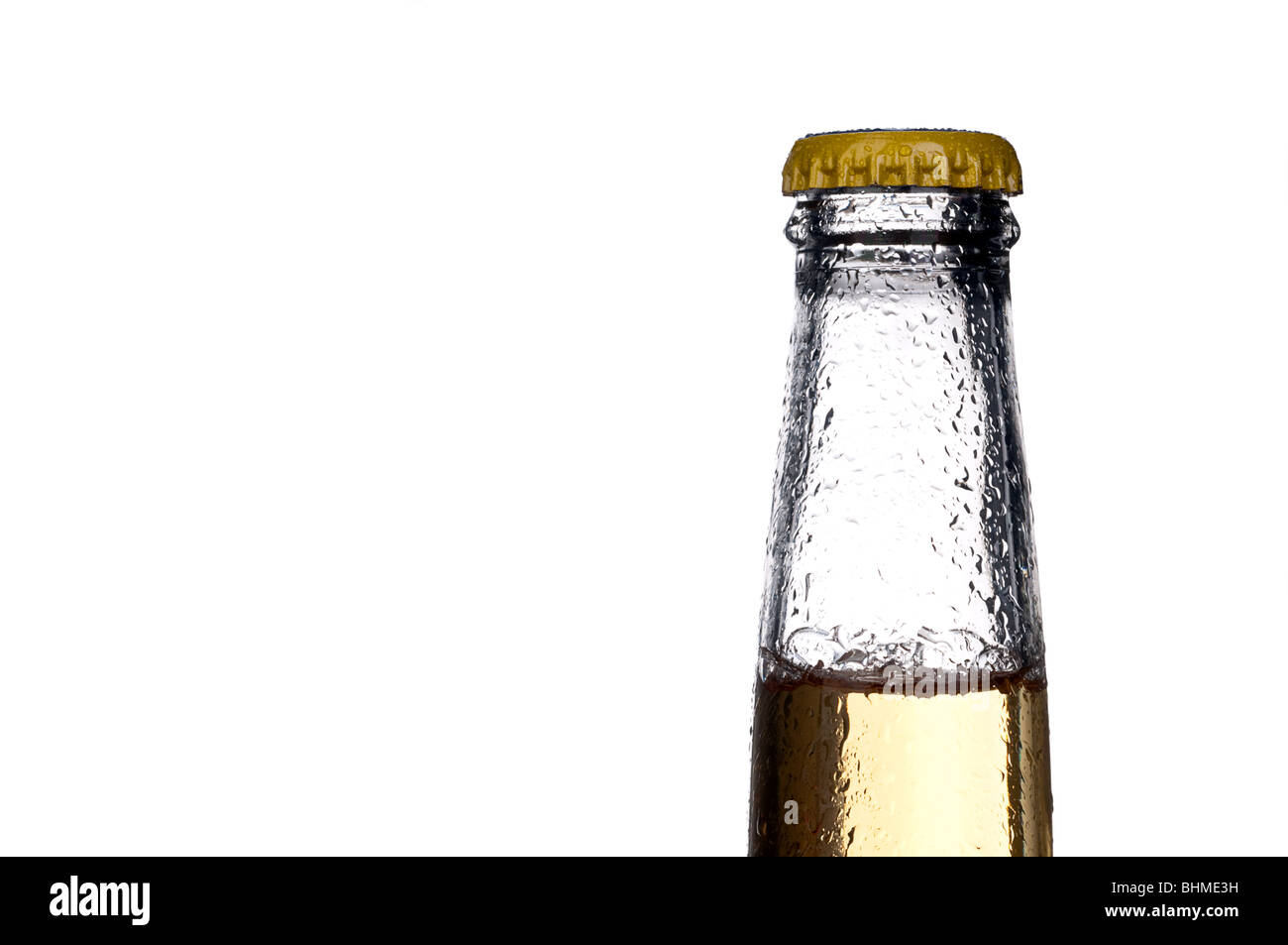 Chiudere orizzontale di una sola bottiglia di birra su bianco Foto Stock
