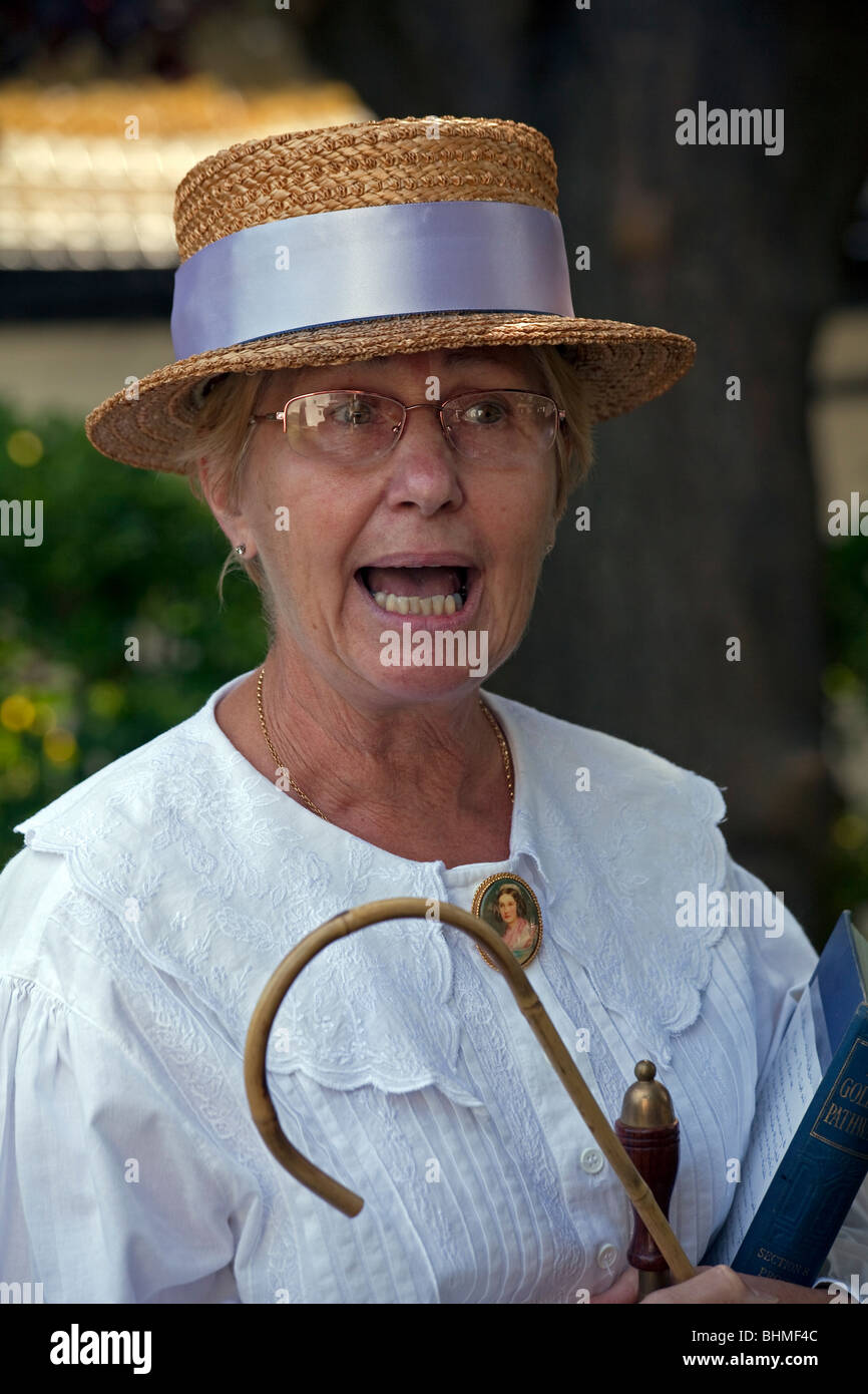 Un volontario attore nel carattere di un tradizionale schoolmistress Foto Stock