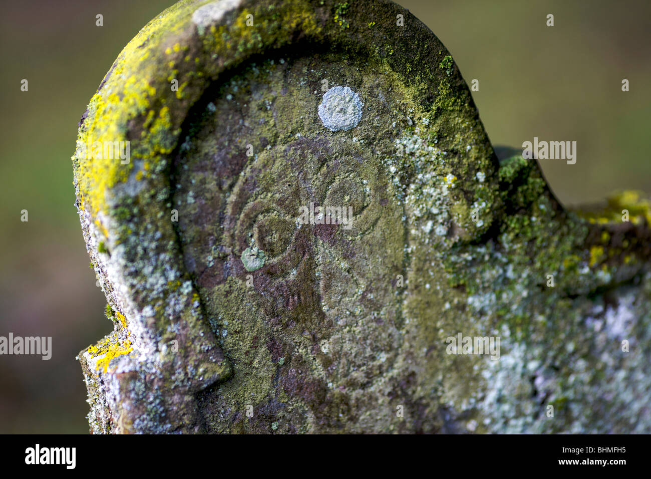 Un cranio testa di morte scolpita su di un vecchio lapidi in un cimitero in inglese Foto Stock
