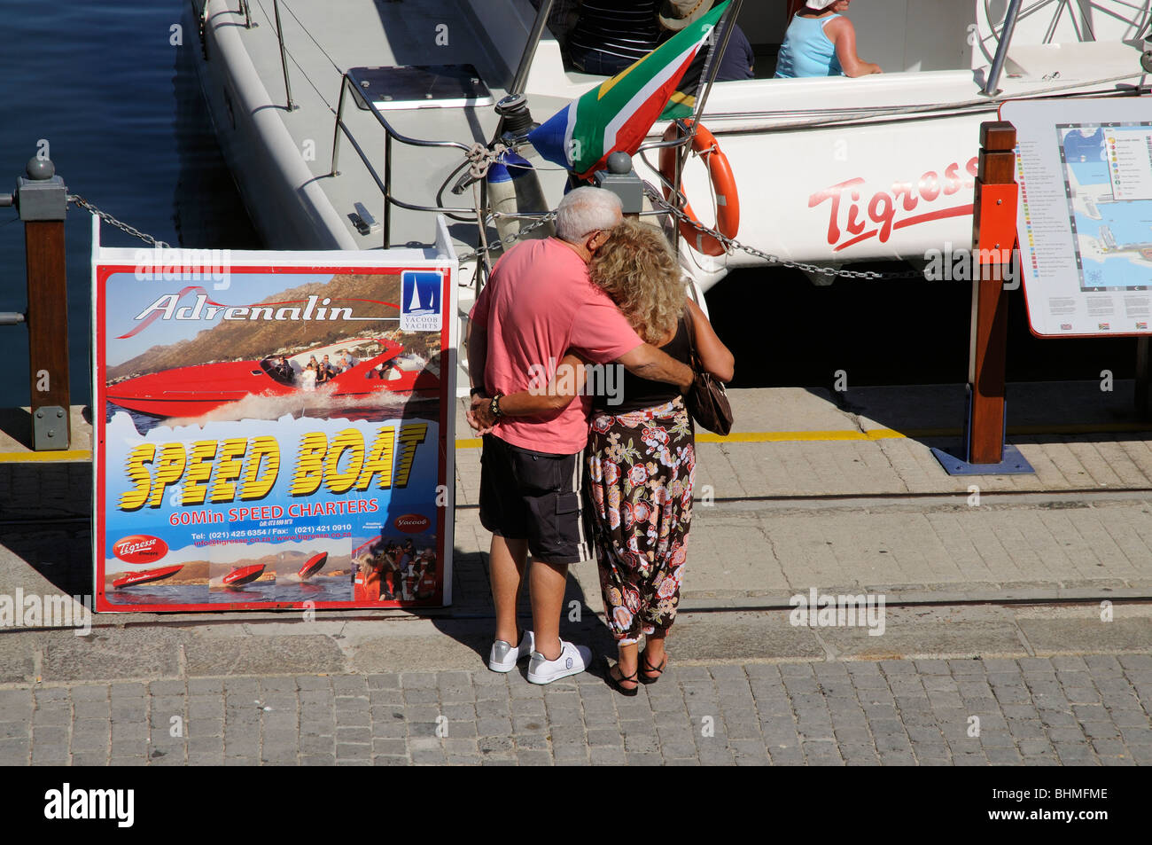 I turisti attendere per prendere un motoscafo a Città del Capo in Sud Africa Foto Stock