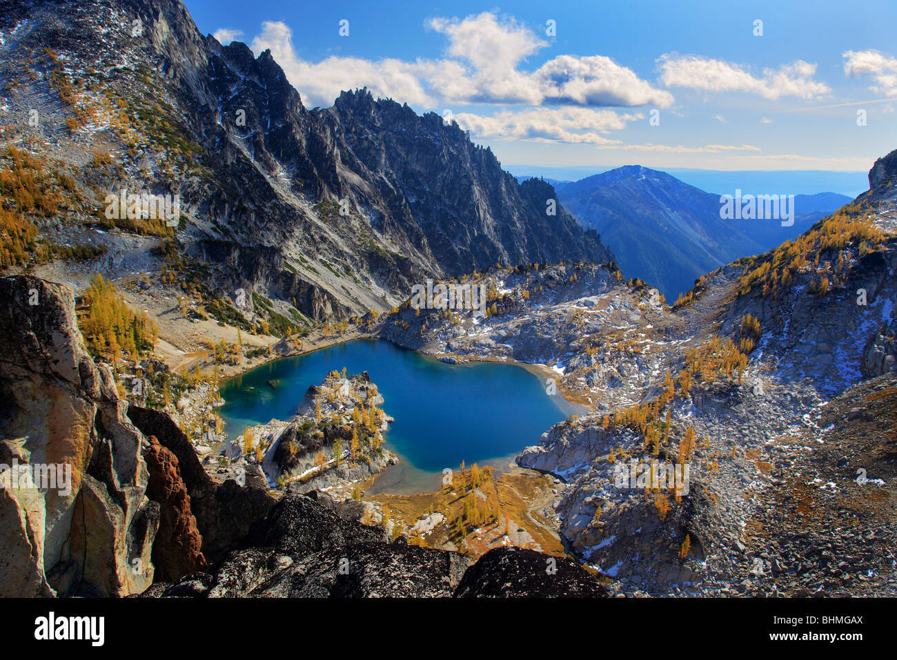 I larici a Crystal Lake nell incanto Lakes Wilderness Foto Stock