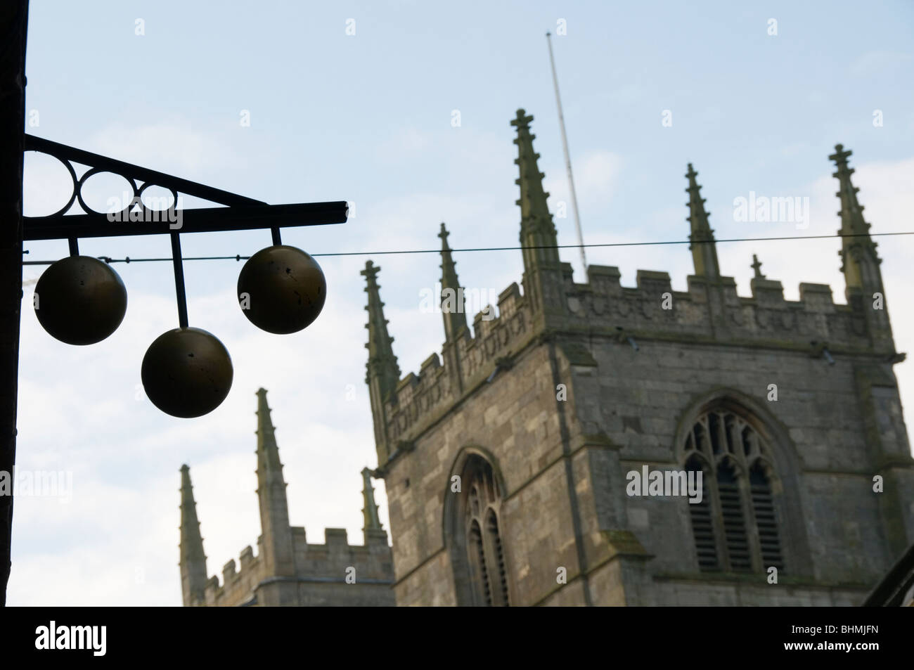 Un segno pawnbrokers nella parte anteriore della chiesa di St Margaret, King's Lynn, Norfolk, Inghilterra Foto Stock