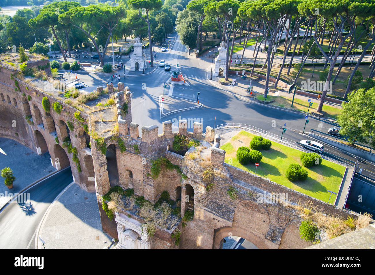 Porta Pinciana da Villa Borghese visto da sopra e le antiche mura di fortificazione. Roma Italia Foto Stock