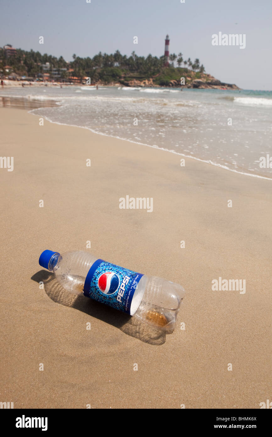 India Kerala, Kovalam, Lighhouse Beach, plastica scartati bibite analcoliche bottiglia sulla riva Foto Stock