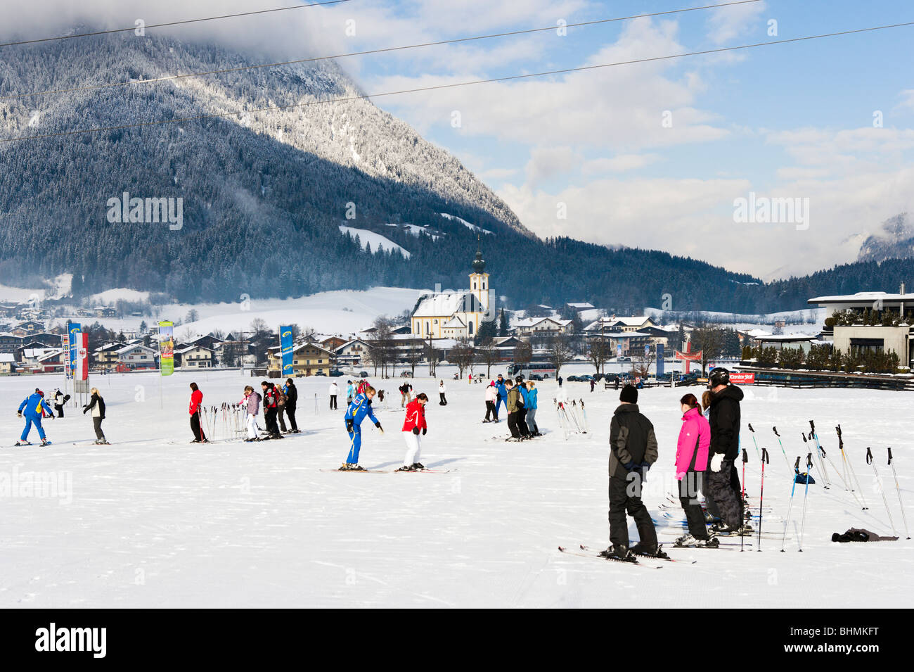 Scuola di sci su piste baby appena fuori il villaggio di soll, SkiWelt area sciistica in Tirolo, Austria Foto Stock