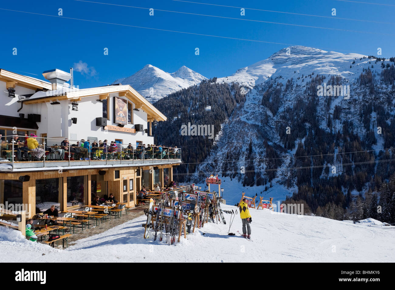 I rubinetti di popolare i coyote mountain bar e ristorante, St Anton, Arlberg Ski Region, Vorarlberg, Austria Foto Stock