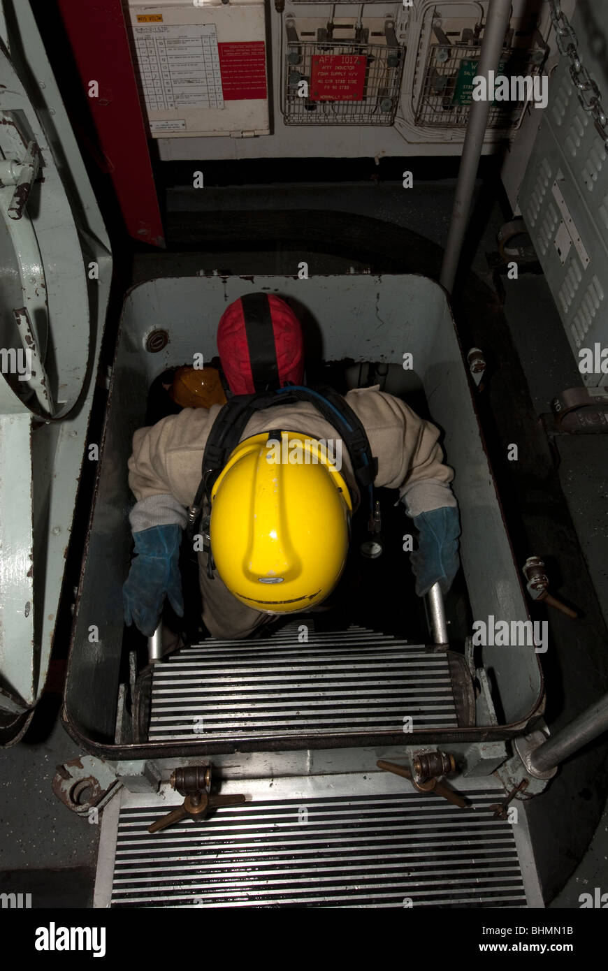 Equipaggio delle navi di affrontare il fuoco nella stiva della nave pratica Foto Stock