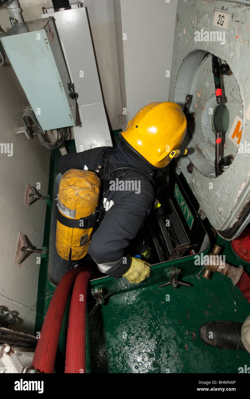 Equipaggio delle navi di affrontare il fuoco nella stiva della nave pratica Foto Stock