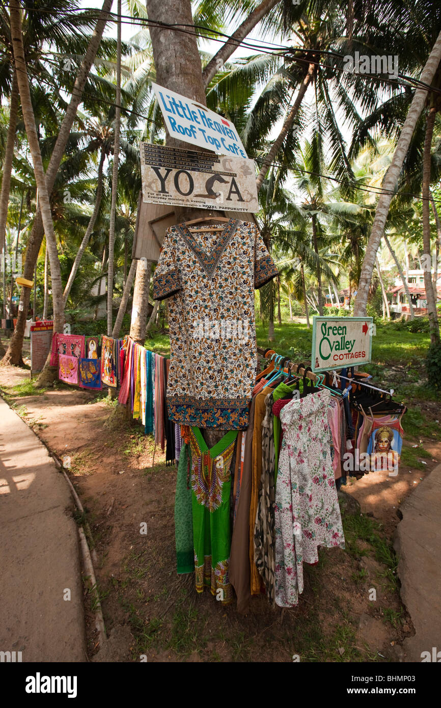 India Kerala, Kovalam, piccoli vestiti dietro di stallo dalla spiaggia del Faro Foto Stock