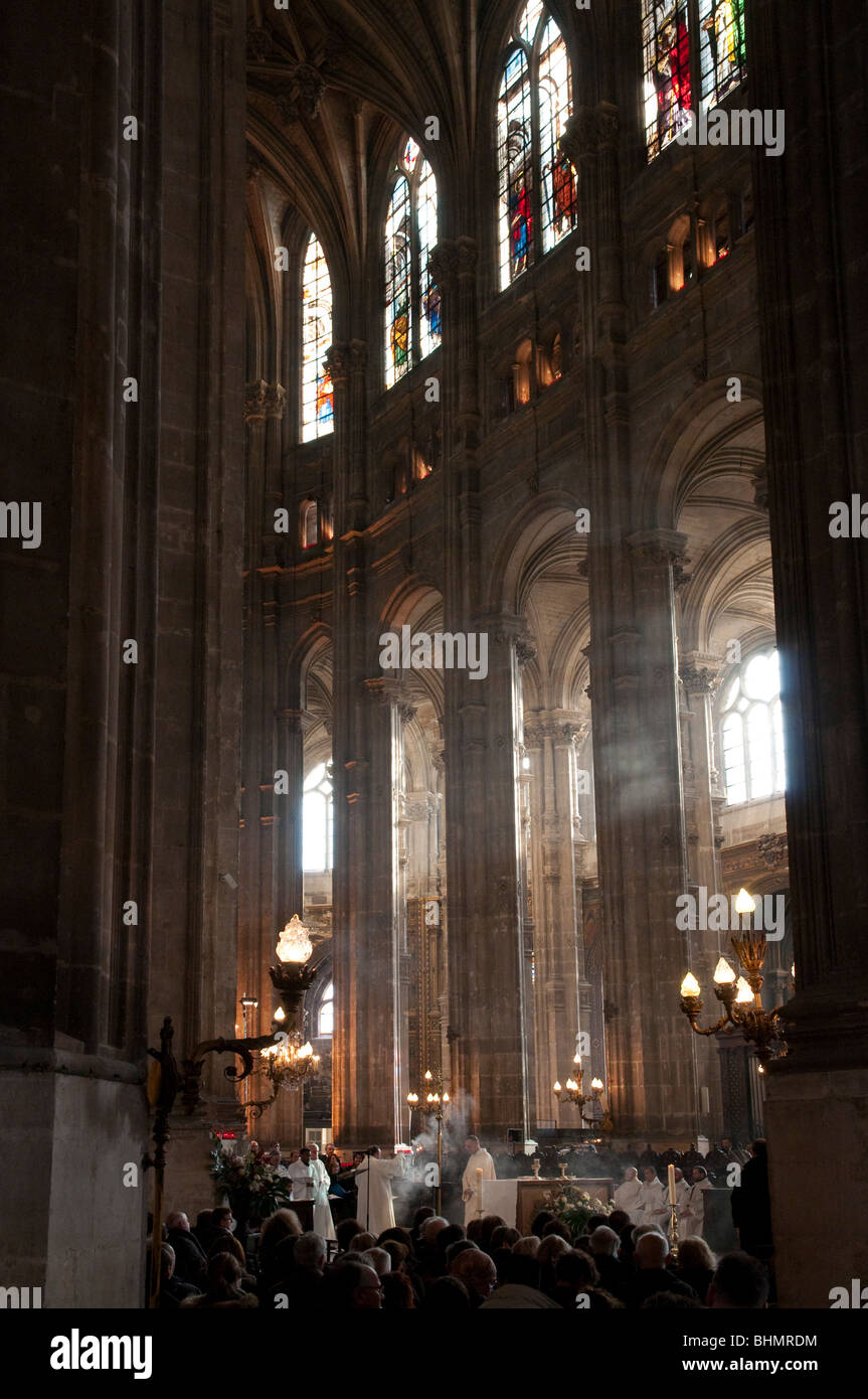 La messa di natale a Saint Eustache chiesa a Parigi Foto Stock