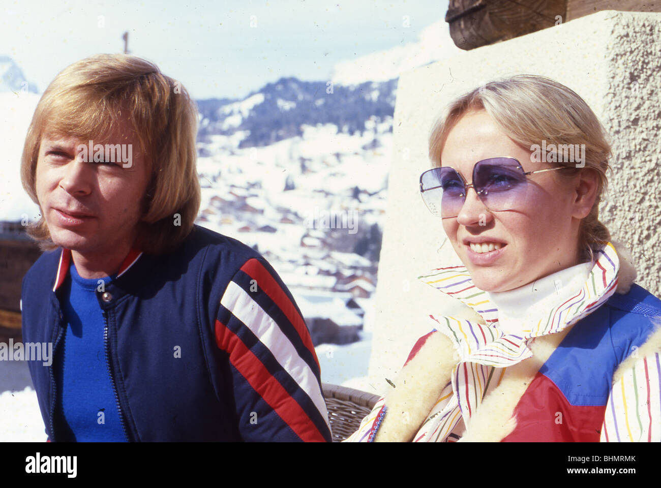 ABBA - Bjorn e Agnetha in Svizzera nel marzo 1979 dove facevano un tempo di neve speciale video Foto Stock