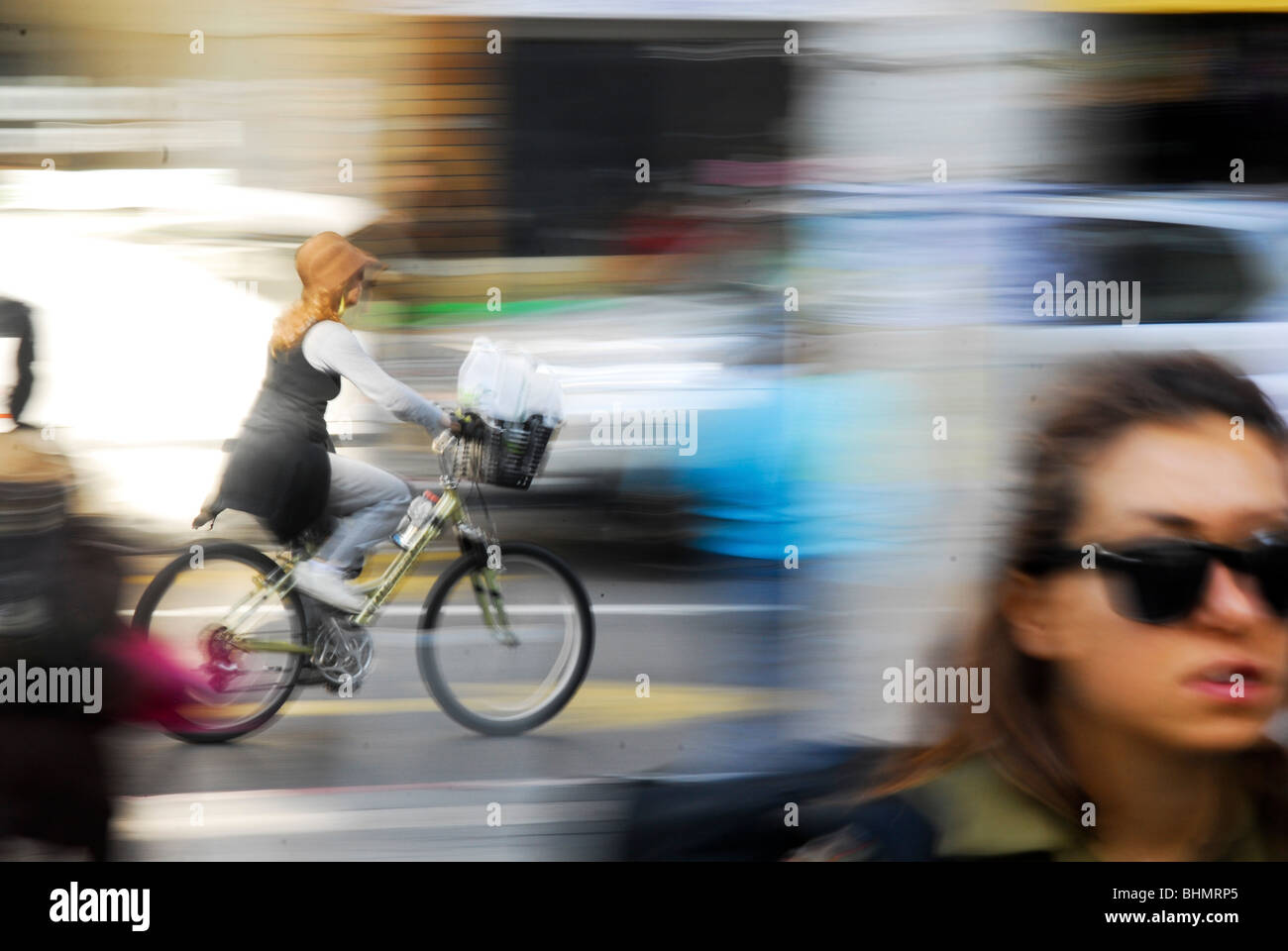 Bicicletta con motion blur il mezzo più efficiente del trasporto urbano Foto Stock