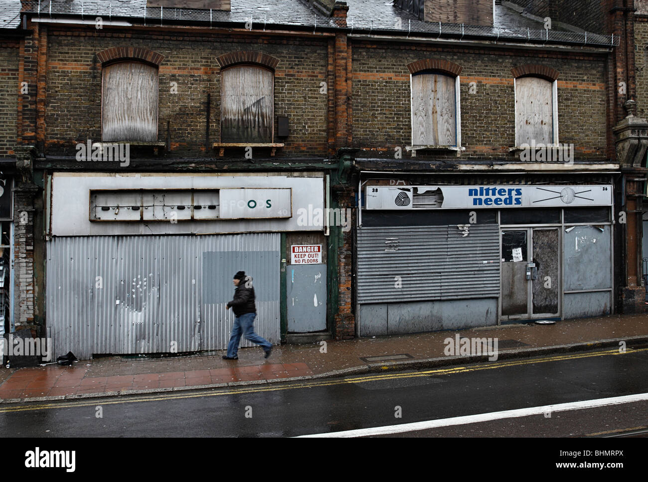 Fila di negozi fatiscenti Station Road, Croydon. Foto Stock