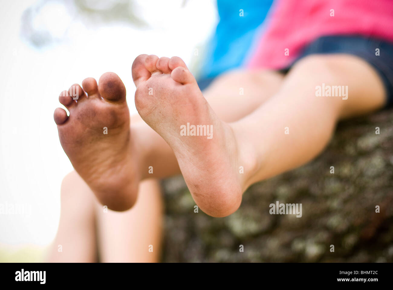 Bambini i piedi sporchi Foto Stock