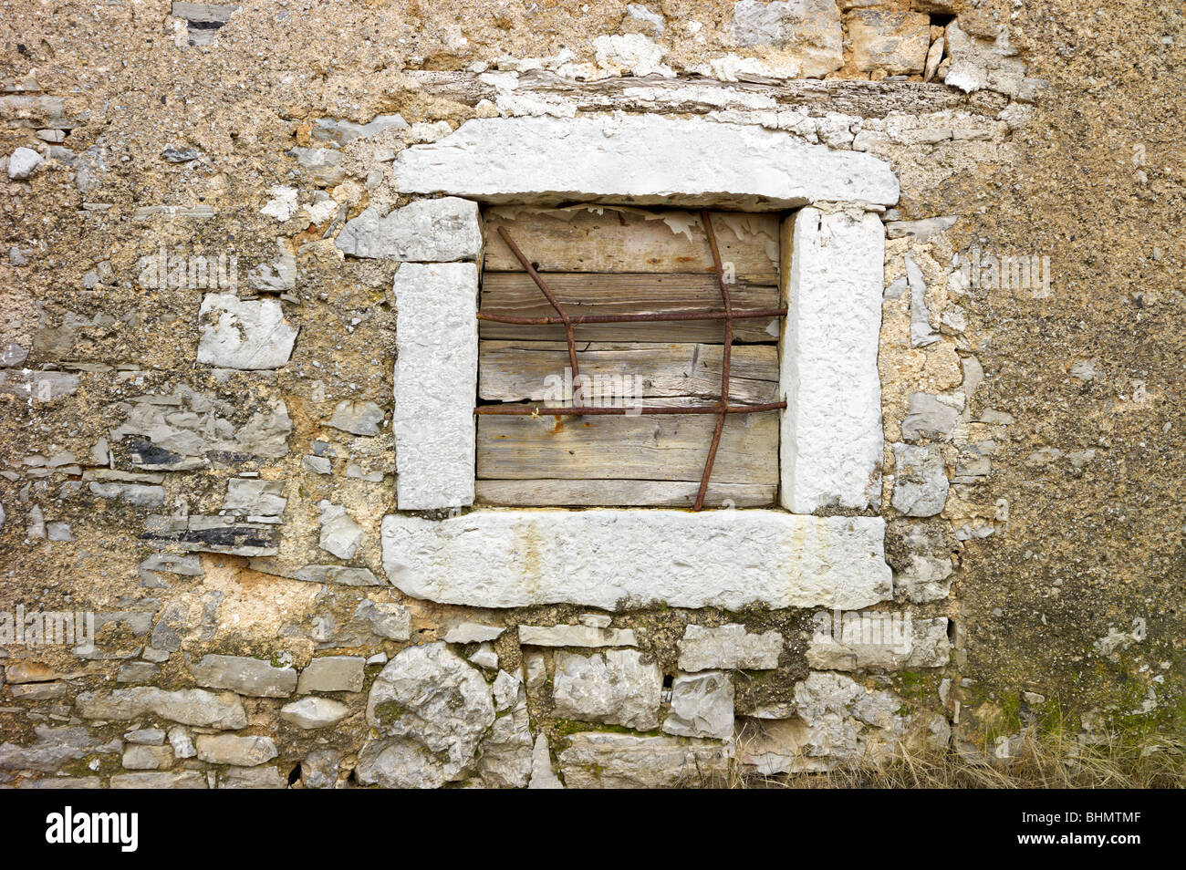 Finestra di pietra con ferro cros Foto Stock