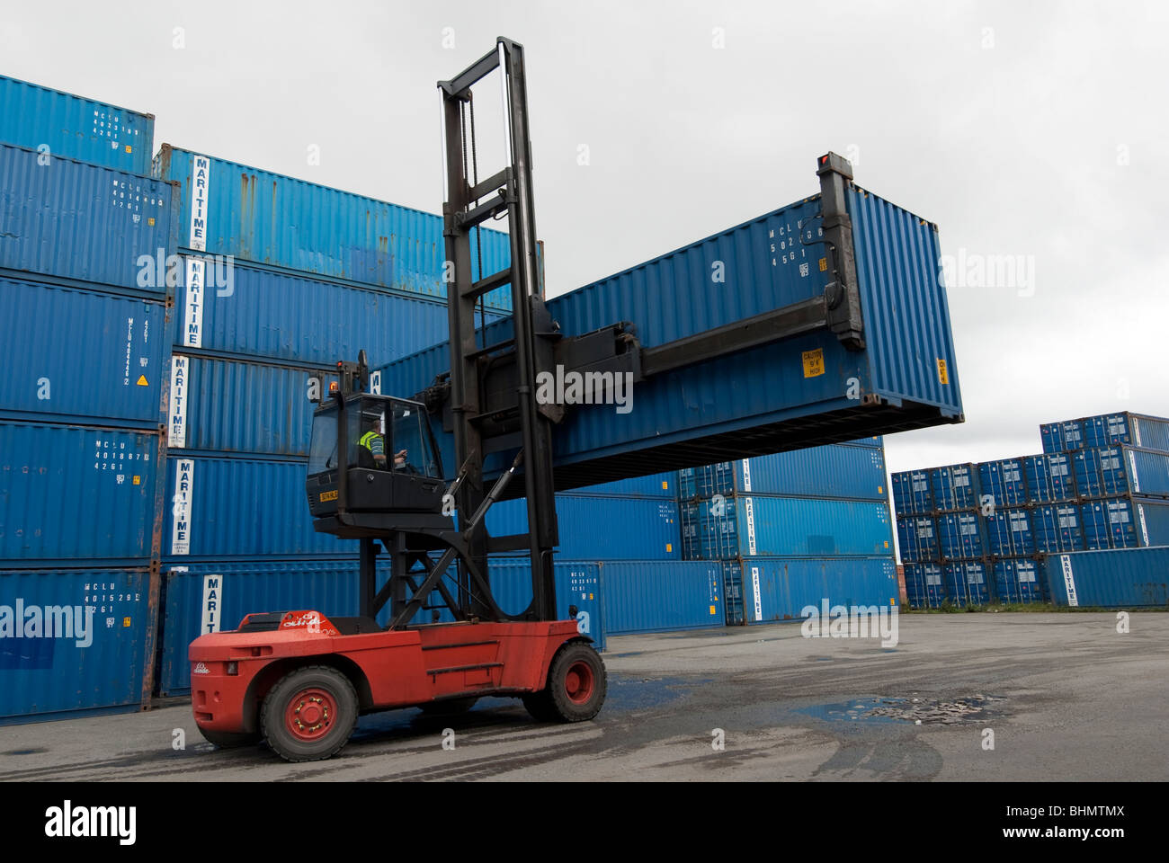 Contenitore gru mobile viene utilizzato per posizionare le navi container nel piazzale di stoccaggio Foto Stock