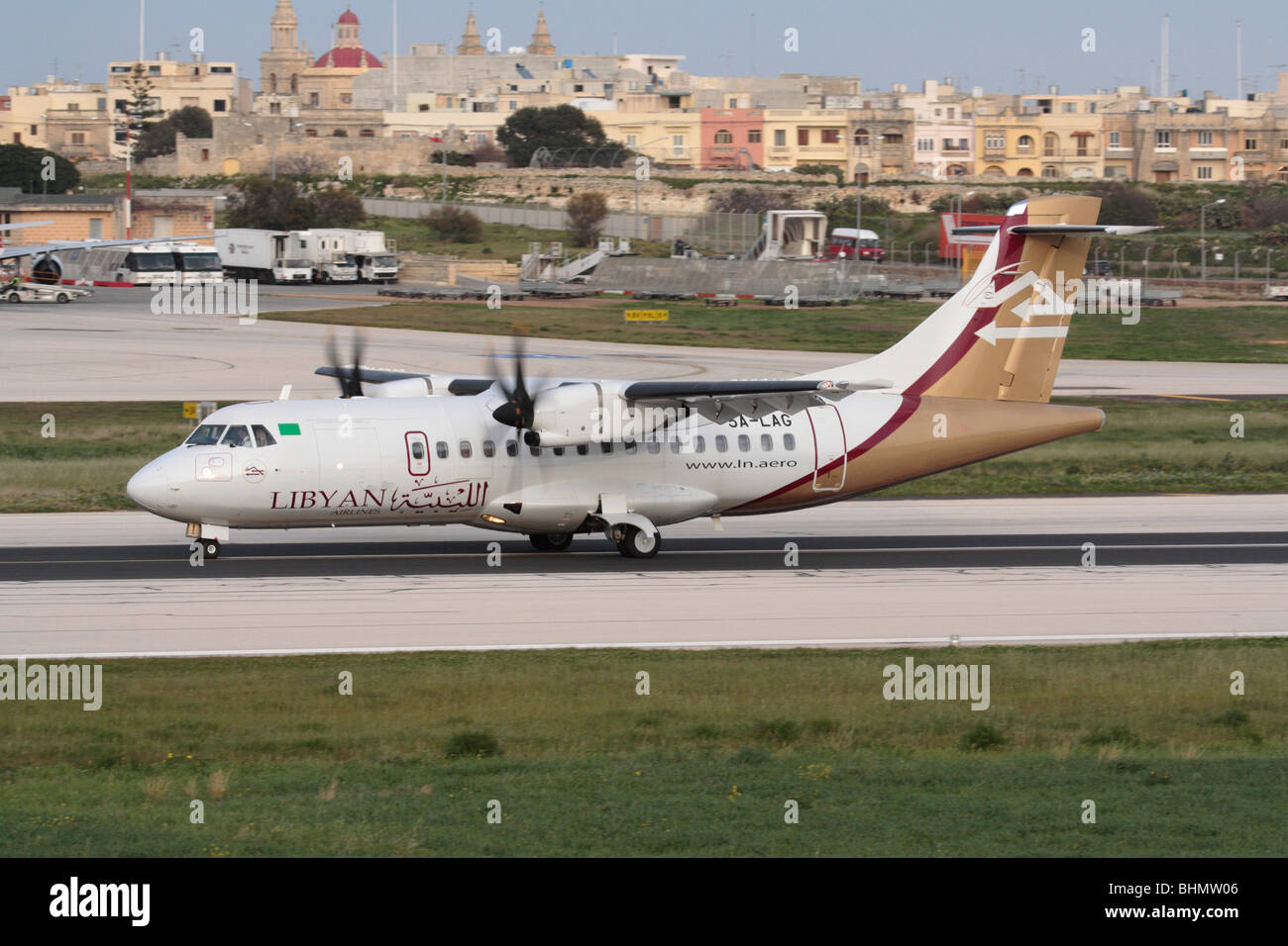 Libyan Airlines ATR 42-500 piccolo turboelica piano passeggero sulla pista durante il decollo da Malta Foto Stock
