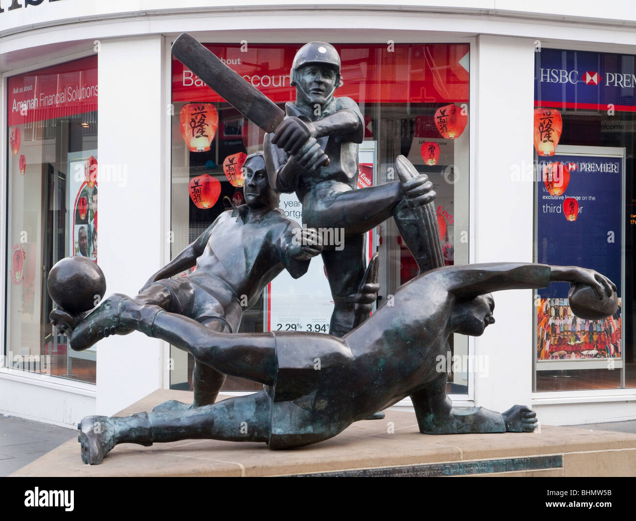 Una statua per celebrare il calcio, cricket e rugby sul Gate Gallowtree in Leicester City Centre, LEICESTERSHIRE REGNO UNITO Inghilterra Foto Stock