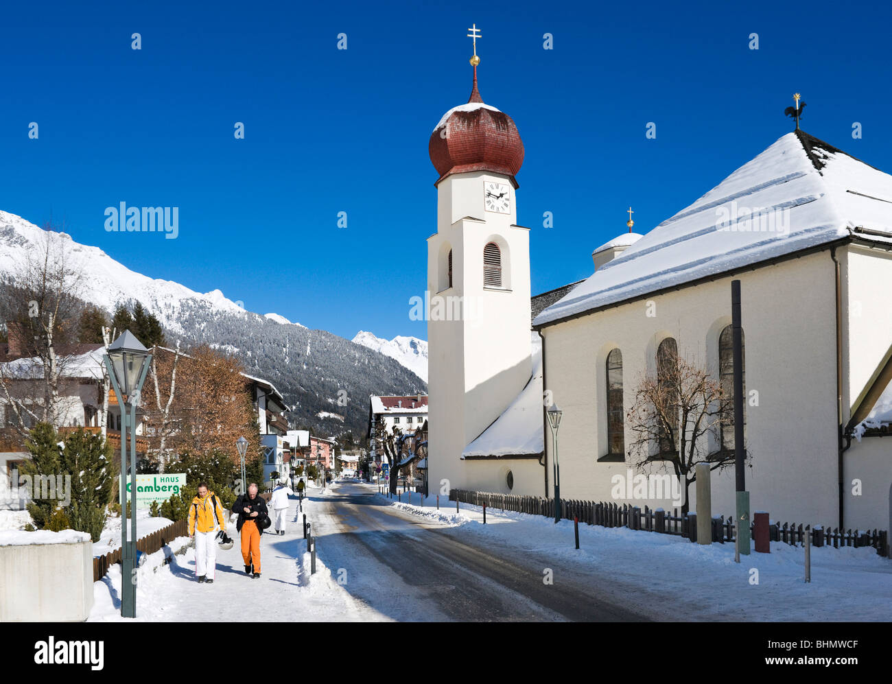 Street nel centro del resort, St Anton, Arlberg Ski Region, Vorarlberg, Austria Foto Stock