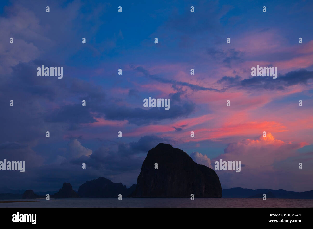 Tramonto su isole in Bacuit Bay; PALAWAN FILIPPINE;. Foto Stock