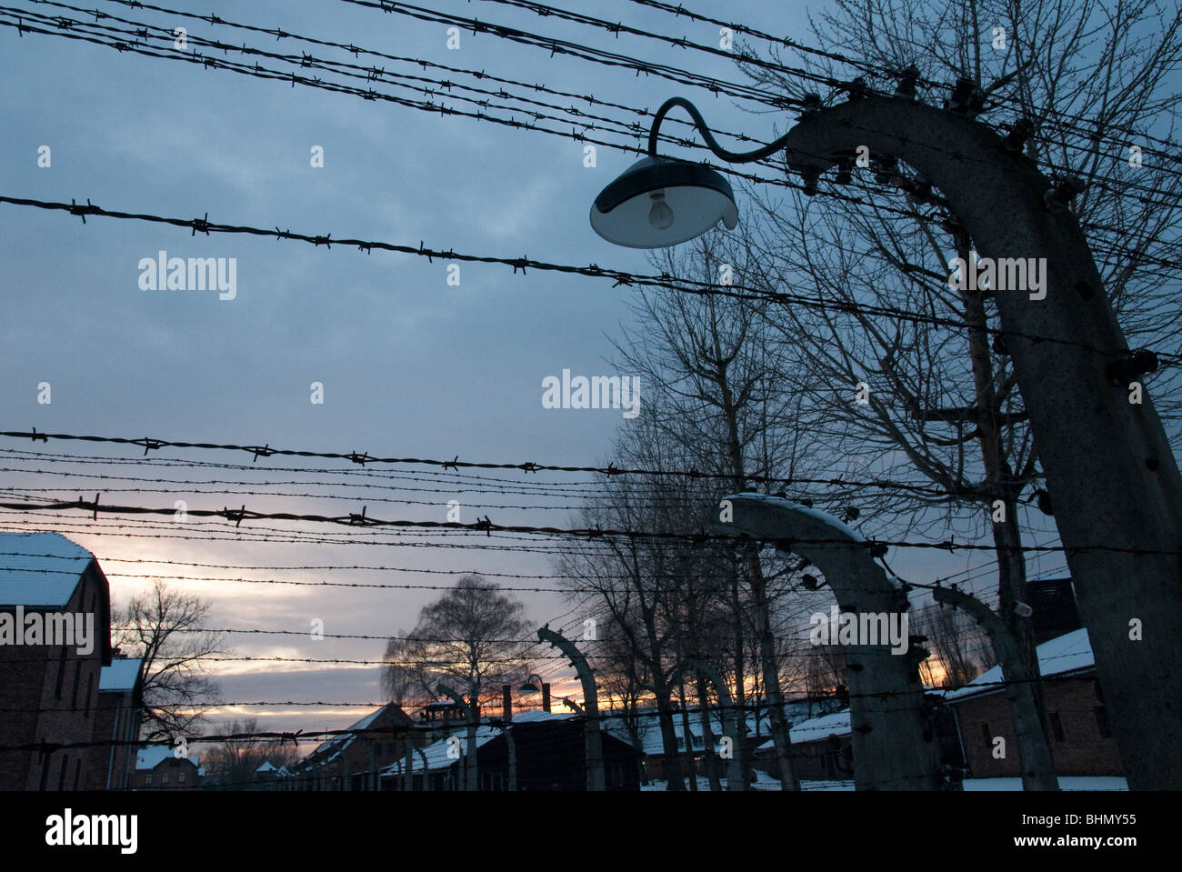 Vista del campo di concentramento di Auschwitz museum al tramonto con il filo spinato Foto Stock